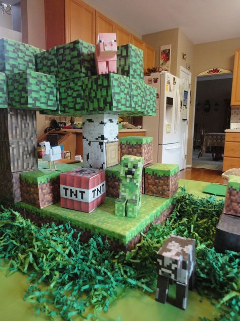 Village House Ideas, Minecraft Village House Ideas, Minecraft Village House, Minecraft Birthday Party Decorations, Minecraft Birthday Decorations, Minecraft Diy Crafts, Diy Minecraft Birthday Party, Bolo Minecraft, Minecraft Bday