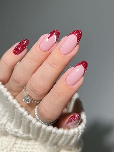 15 Elegant Oval Christmas Nail Ideas for 2023 - thepinkgoose.com Red Nails Glitter, Red Christmas Nails, Kutek Disney, Cute Christmas Nails, Christmas Gel Nails, Winter Nails Acrylic, Nagel Tips, Her Nails, Christmas Nails Acrylic