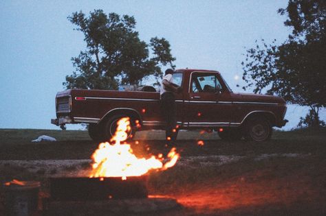 Travel Cars Ford Truck Aesthetic, Country Truck Aesthetic, Old Truck Aesthetic, Pickup Truck Aesthetic, Truk Ford, Truck Aesthetic, Camping Date, Truck Photography, Old Ford Truck