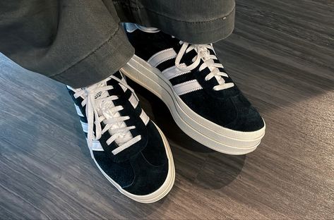 Adidas Gazelle Black And White, Black And White Gazelles, Adidas Gazelle Bold Black, Adidas Platform Gazelle, Gazelle Bold Shoes Outfit, Bold Gazelle, Adidas Gazelle Aesthetic, Adidas Gazelle Bold Outfit, Gazelle Bold Outfit