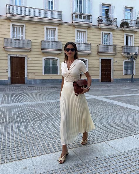 Instagram Style Inspiration Spring Summer, Dramatic Classic, Style Inspiration Summer, Minimalist Fashion, Spring Summer Fashion, Pleated Skirt, Work Wear, Fall Outfits, Most Beautiful