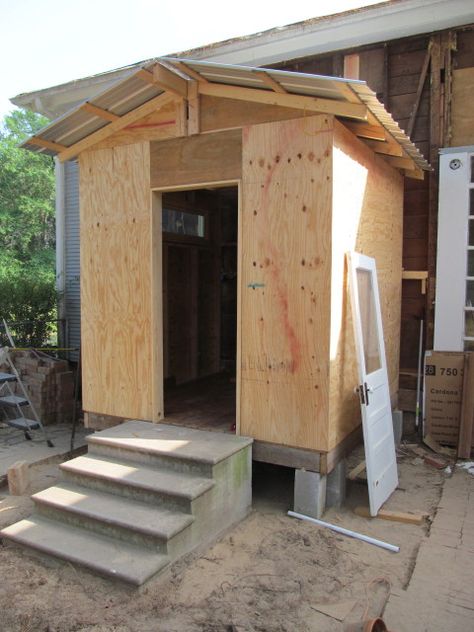 Mudroom Window, Mud Room Addition, Mudroom Addition, Sas Entree, Porch Addition, Enclosed Porches, Living Vintage, House Siding, Room Additions