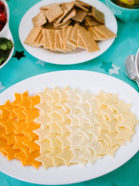 Sky Themed Food, Star Themed Snacks, Moon Landing Party, Astronaut Themed Food, Two The Moon Food Ideas, Eclipse Party Decorations, Moon Themed Food, First Year Around The Sun Birthday Food, Alien Party Food