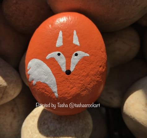 Stone Art Animals, Fox Rock Painting Ideas, Fox Rock Painting, Fox Painted Rock, Rock Art Ideas River Stones Diy Projects, Animal Rock Painting, Painting Rocks Ideas Easy, Painted River Rocks, Garden Rock Art