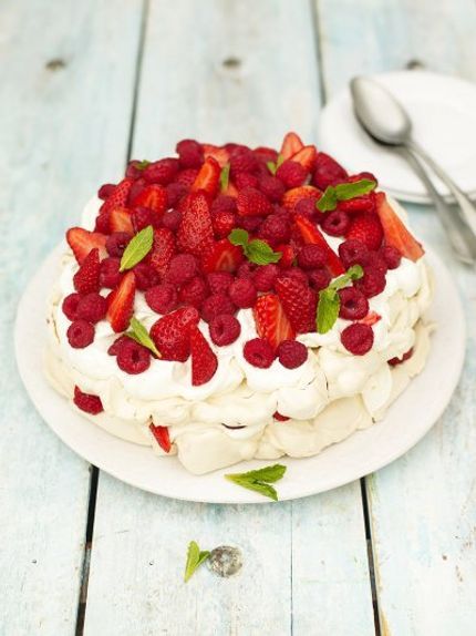 Summer berry pavlova | Jamie Oliver recipes Easy Pavlova Recipe, Easy Pavlova, Pavlova Toppings, Berry Pavlova, Strawberry Pavlova, Pavlova Dessert, Fruit Nutrition, Pavlova Recipe, Jamie Oliver Recipes