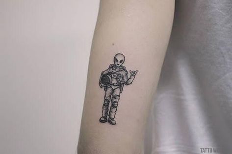 Tattoo Astronaut, Dark Tattoos For Men, Tattoo Alien, Alien Astronaut, Astronaut Tattoo, On Tattoo, Elements Tattoo, Men Tattoos, Alien Tattoo