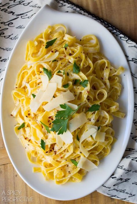 Christmas Fettuccine, Christmas Pasta, Fettuccine Alfredo Recipe, Christmas Main Dishes, Easy Christmas Dinner, Fettuccine Alfredo Recipes, A Spicy Perspective, Christmas Dinner Menu, Alfredo Recipe