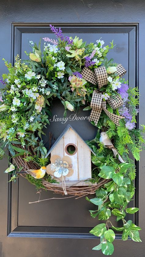 Birdhouse Wreath, Decorative Wreaths, Floral Door Wreaths, Holiday Wreaths Diy, Spring Floral Wreath, Easy Diy Wreaths, Wreath Wall Decor, Diy Spring Wreath, Door Wreaths Diy