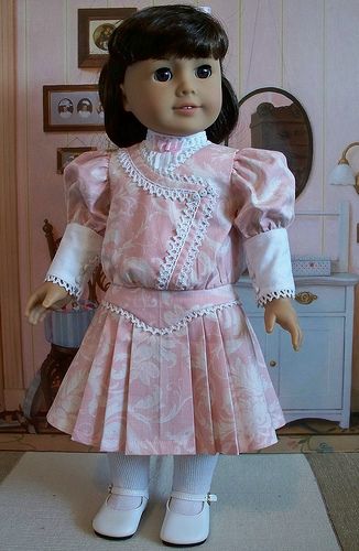 Samantha Parkington half ponytail white tights white ponytail pleated dress with cluny lace pink Spring 1900s Pink Frock, American Girl Doll Samantha, Куклы American Girl, American Girl Patterns, American Girl Doll Crafts, American Girl Doll Patterns, American Girl Doll Clothes Patterns, American Dolls, Doll Dress Patterns