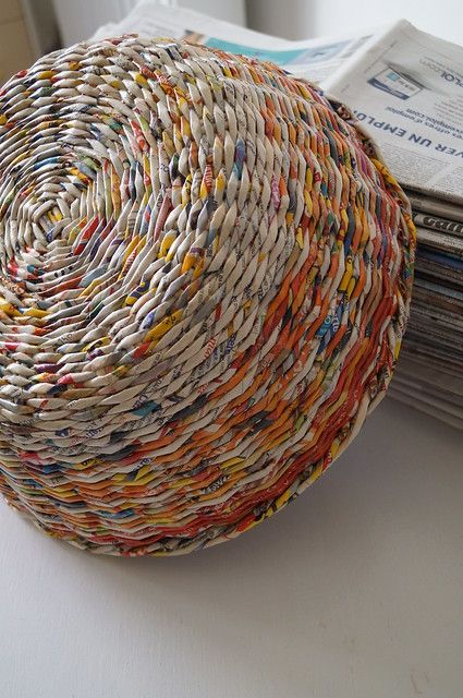 Old Magazine Crafts, Recycled Magazine Crafts, Paper Basket Weaving, Newspaper Crafts Diy, Recycled Paper Crafts, Recycled Magazine, Newspaper Basket, Magazine Crafts, Paper Weaving