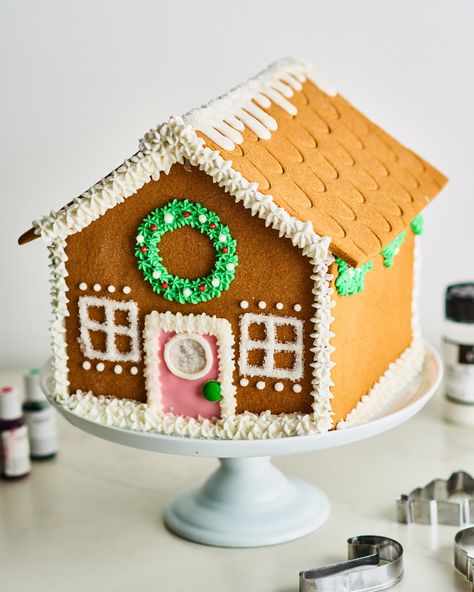 Building a gingerbread house is one of the best ways to get into the holiday spirit without leaving your home. It’s a fun and festive family activity, and the finished creation doubles as both dessert and decor. These days, you can grab a basic gingerbread kit from most grocery stores, but if you want to take on the challenge of baking and building a gingerbread house from scratch, this is the tutorial for you. Gingerbread House Inspo, Easy Gingerbread House, Homemade Gingerbread House, Ginger Bread House Diy, Gingerbread House Decorating, Gingerbread Dough, Homemade Gingerbread, Fancy Appetizers, Gingerbread House Designs