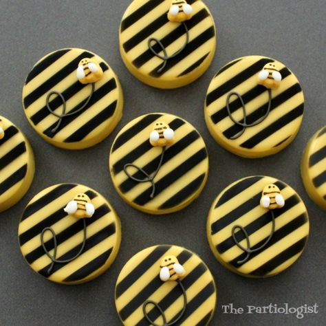 Bumble Bee Treats Ideas, Bumble Bee Cake Pops, Bee Dessert, Bumble Bee Cookies, Bumble Bee Cake Ideas, Bee Cake Pops, Bee Birthday Cake, Bumble Bee Cake, Honeycomb Cake