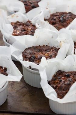 Christmas Cakes Recipe, Jul Kaka, Mini Christmas Cakes, Sarah Raven, Fruit Cake Christmas, Fruitcake Recipes, Christmas Cake Recipes, Xmas Cake, Christmas Cakes