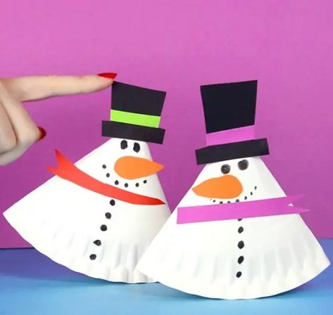 Christmas Paper Plate Crafts, Plate Arts And Crafts, Paper Plate Snowman, Paper Plates Crafts, Plate Craft Ideas, Craft Ideas For Christmas, Paper Plate Art, Grinch Crafts, Elf Crafts