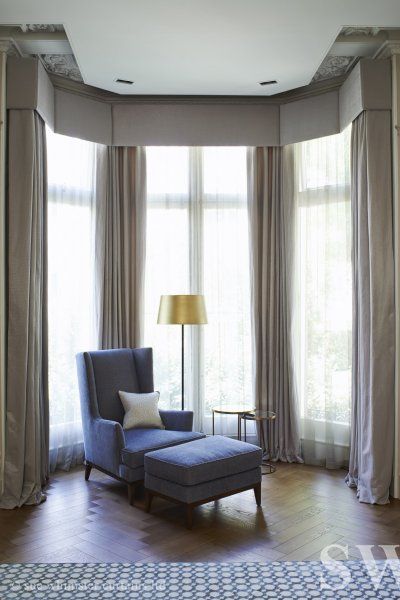 Bay window curtains - Sue Whimster Lux Curtains, Pelmet Ideas, Bow Window Curtains, Modern Bay Window, Bay Window Decor, Living Room Draperies, Curtain Pelmet, Bay Window Treatments, Classy Interior