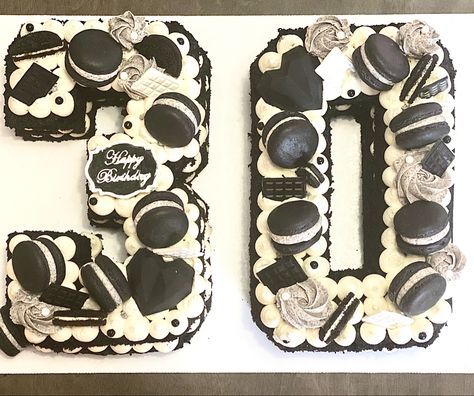 Black And White 30th Birthday Cake, Black And White Number Cake, 30 Cake Birthday Men, 30th Birthday Cake Ideas, 40th Birthday Macarons, 18th Birthday Cake Black And White, Chocolate 30th Birthday Cake, 21st Birthday Cake Macaroons, Black White Cakes