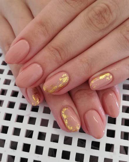 All the different ways you can rock the foil nail art trend this spring. Gold Leaf Nail Art, Nails With Gold Leaf, Leaf Nail Art Designs, Leaf Nail Art, Foil Nail Designs, Nails With Gold, Metallic Nail Art, Foil Nail Art, Classic Nails