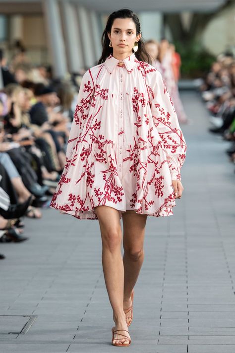 Aje Australia Resort 2020 collection, runway looks, beauty, models, and reviews. Global Dress, Resort 2020, Mode Inspo, 가을 패션, Australian Fashion, Fashion 2020, Mode Vintage, Vogue Paris, Smock Dress