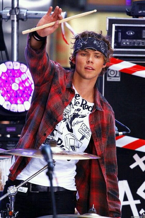 Ashton Irwin Aston Irwin, Playing The Drums, Ethnic Beauty, 5sos Pictures, The Drums, Ashton Irwin, Five Seconds Of Summer, Michael Clifford, Calum Hood