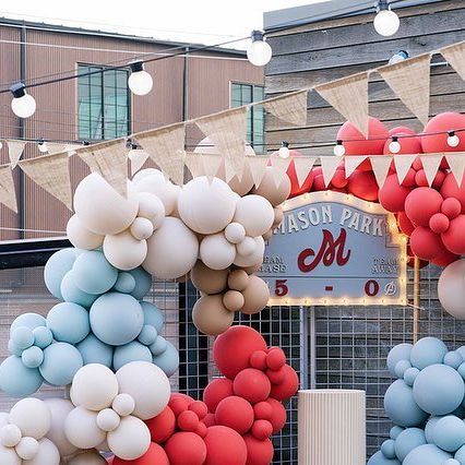 Birthday Party At Baseball Field, Baseball Field Birthday Party, Baseball Party Balloons, Baseball Balloon Arch, Luxury Balloons, Ball Pit Kids, Baseball Backdrop, Vintage Baseball Party, Cookies Macaroons