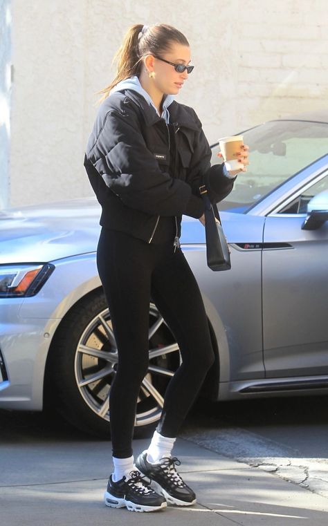 Celebrity Athleisure, Black Leggings Outfit Ideas, Puffer Jacket Outfits, Black Leggings Casual, Hailey Bieber Street Style, Leggings Outfit Ideas, Black Cotton Leggings, Hailey Baldwin Style, Outfits Athletic