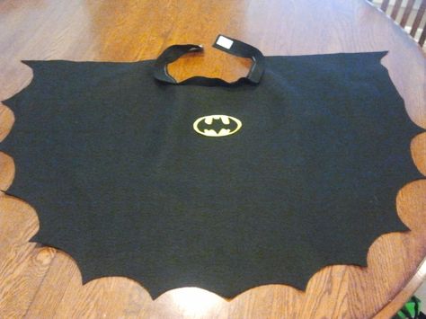 Batman cape (for a boy) Easy Diy Batman Costume, Batman Cape Diy, Diy Batman Costume, Batwoman Costume, Robin Halloween Costume, Batman And Robin Costumes, Cape Diy, Batman Costume For Kids, Batman Costume Diy