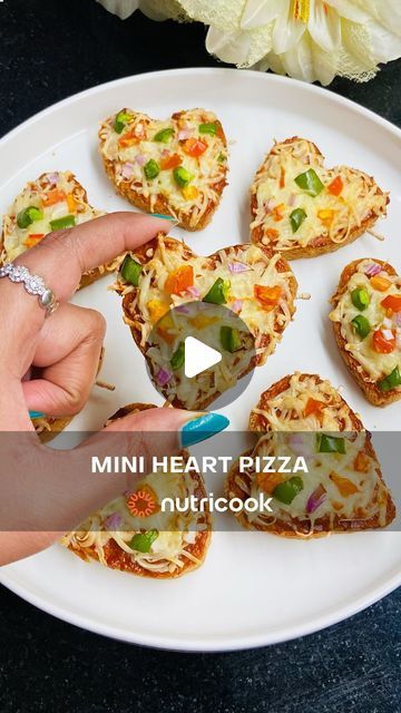 Heart Toast, Mini Pizza Recipes, Christmas Starters, Bread To Make, Heart Pizza, Cheese Slice, Toast Pizza, Heart Shaped Pizza, Veg Snacks