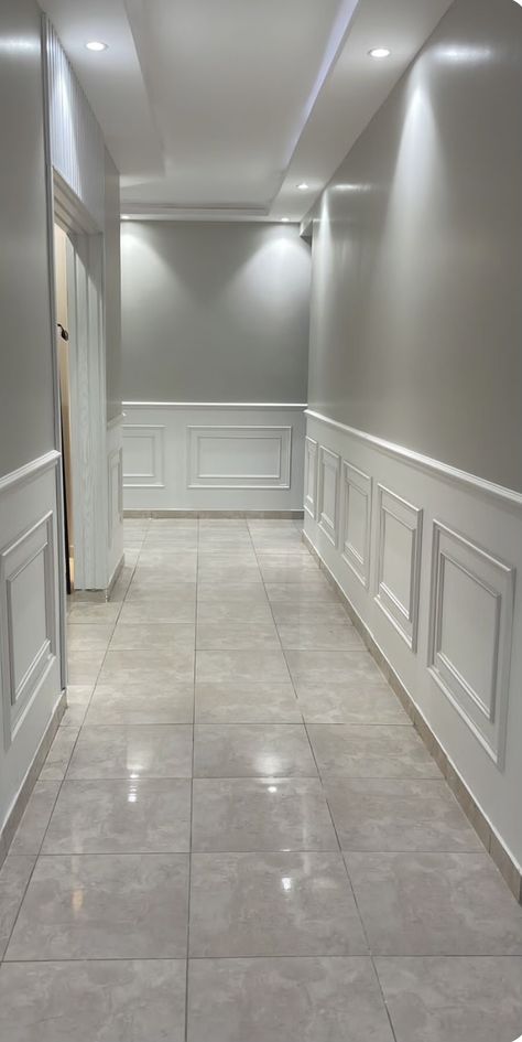 Wainscoting Styles, Diy Wainscoting, Corridor Design, Home Hall Design, Interior Design Your Home, Paint Kitchen, Hallway Designs, Living Room Design Decor, Home Design Living Room