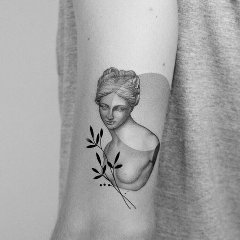 Women Sculpture Tattoo, Woman Bust Tattoo, Italian History Tattoos, Statue Tattoo Woman, Libertas Tattoos, Florence Italy Tattoo Ideas, Venus Bust Tattoo, Female Statue Tattoo, Venus Tattoo Design