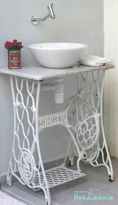 Love this!. Singer Table, Shabby Chic Decorating, Sewing Machine Tables, Sewing Machine Table, Interior Vintage, Decor Shabby Chic, Decor Baie, Old Sewing Machines, Antique Sewing Machines