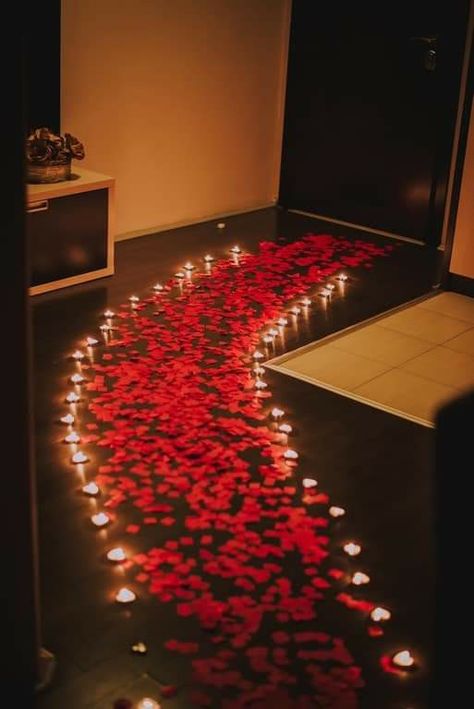 Rose Pedal Ideas Romantic Bedroom, Proposal Wedding Ideas, Night Of Wedding Hotel Room, Anniversary Room Decoration Ideas, Romantic Hotel Rooms, Wedding Night Room Decorations, Romantic Room Surprise, Romantic Dinner Decoration