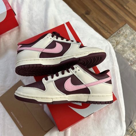 Brand New Womens Size 9 Valentines Day Dunks. Maroon And Tan Color Valentines Day Dunks, Womens Nike Dunk, Nike Shoes Womens, Nike Stefan Janoski, Nike Shoes (men), Trendy Shoes Sneakers, Womens Basketball Shoes, Christmas Board, Gold Sneakers