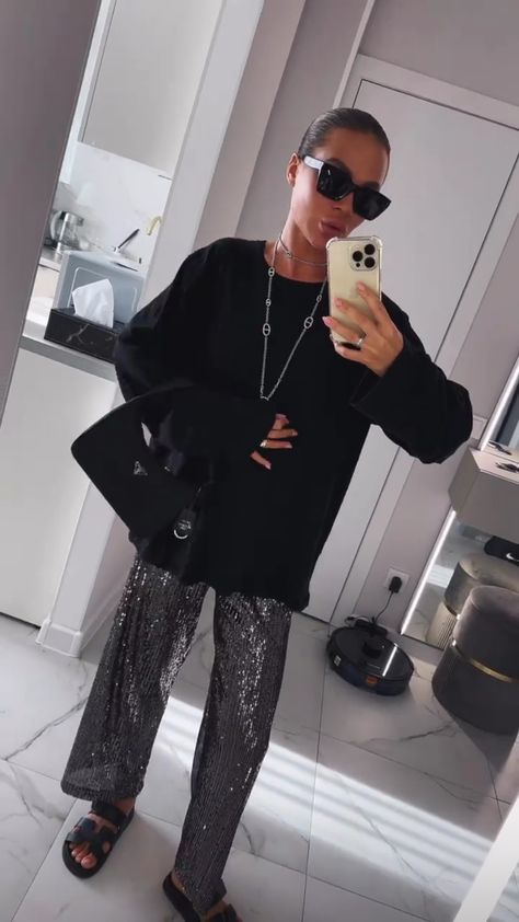 Glitter Pants Outfit, Sequin Trousers Outfits, Trousers Outfit Winter, Trousers Outfit Casual, Glitter Pants, Trouser Outfit, Outfit Primavera, New Years Outfit, Funky Fashion