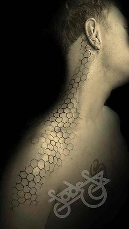 Honeycomb Back Tattoo, Hexagon Tattoo, Honeycomb Tattoo, Surreal Tattoo, Scale Tattoo, Hand And Finger Tattoos, Back Of Neck Tattoo, Muster Tattoos, Text Tattoo