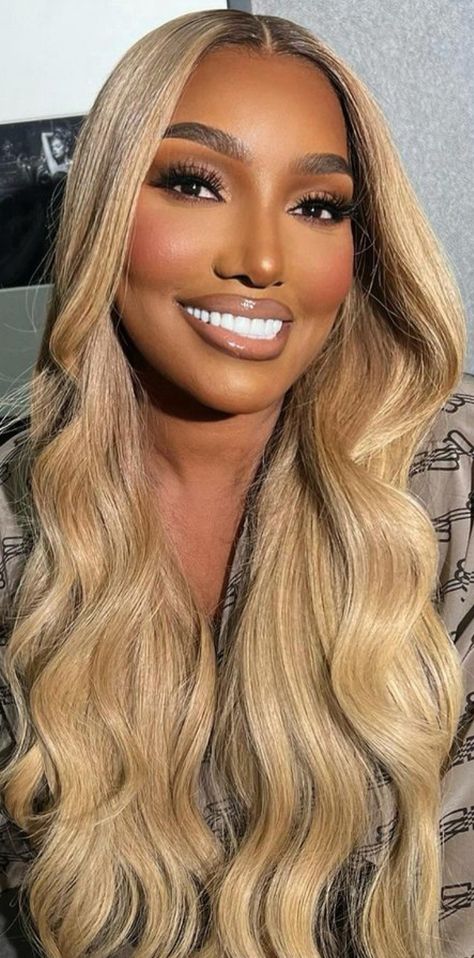 Blonde Hair Makeup Black Women, Long Blonde Hair On Black Women, Blond Hair Black Women, Diy Hair Products Recipes, Gold Wigs, Blonde Weave, Braid Videos, Hair Black Women, Blonde Hair Makeup