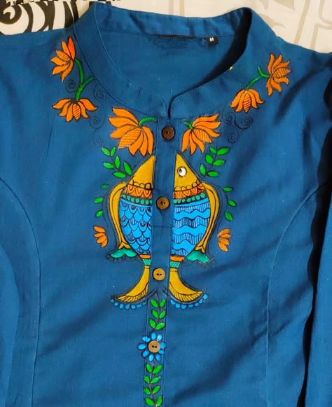 Fish motif on cotton kurta Madhubani Painting Kurta, Madhubani Kurta, India Traditional Dress, Blouse Painting, Embroidery Floss Crafts, Fabric Paint Shirt, Saree Painting Designs, Fabric Paint Diy, Saree Painting