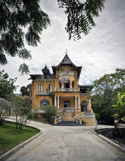 The Cordasco House in 2010, post earthquake. A Haitian Gingerbread house. Fioravante Cordasco was born January 13, 1880 in Teora, Italy and died February 2, 1964 in Haiti. Carribean Architecture, Haitian Architecture, Haiti History, Indian Houses, Architecture Unique, Caribbean Homes, Beach House Interior Design, Haitian Art, Port Au Prince