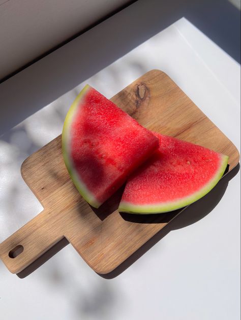 Watermelon Fruit aesthetic Watermelon Aesthetic, Healthy Fruit Snacks, Fresh Watermelon, Food Babe, Delicacy Food, Healthy Food Motivation, Food O, Healthy Fruits, Summer Treats