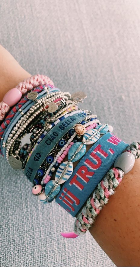 bracelet stack Beachy Bracelets, Preppy Bracelets, Surf Jewelry, Homemade Bracelets, Beachy Jewelry, Preppy Jewelry, Diy Bracelet Designs, Jewelry Accessories Ideas, Summer Bracelets