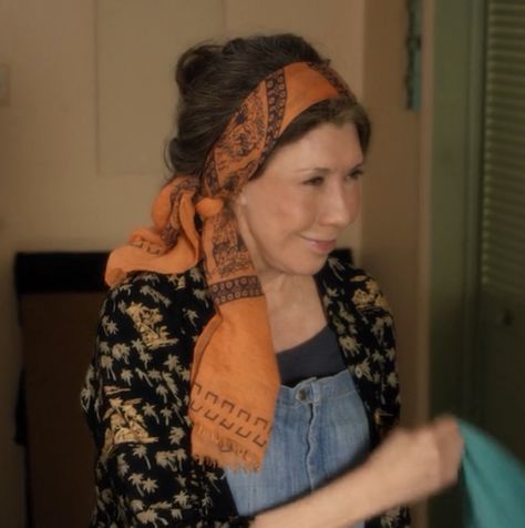 Lily Tomlin in Loco Lindo flyaway shirt on Grace and Frankie series www.loco-lindo.com Frankie Style Lily Tomlin, Lilly Tomlin Frankie Style, Lily Tomlin Style, Frankie Grace And Frankie Style, Frankie Grace And Frankie, Lily Tomlin Frankie Clothes, Frankie Bergstein Aesthetic, Frankie From Grace And Frankie, Frankie Bergstein Style