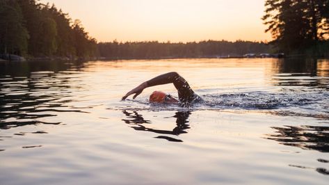 Wild Water Swimming, Swimming Photoshoot, Swimming Inspiration, Person Swimming, People Swimming, Bike Workouts, Swim Workout, Triathlon Swimming, Swimming Photography