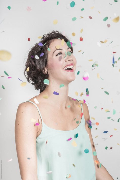 Nye Confetti, Confetti Photography, Branding Poses, Woman Laughing, Person Photography, Women Laughing, Birthday Pics, Studio Photography Poses, Branding Photoshoot Inspiration