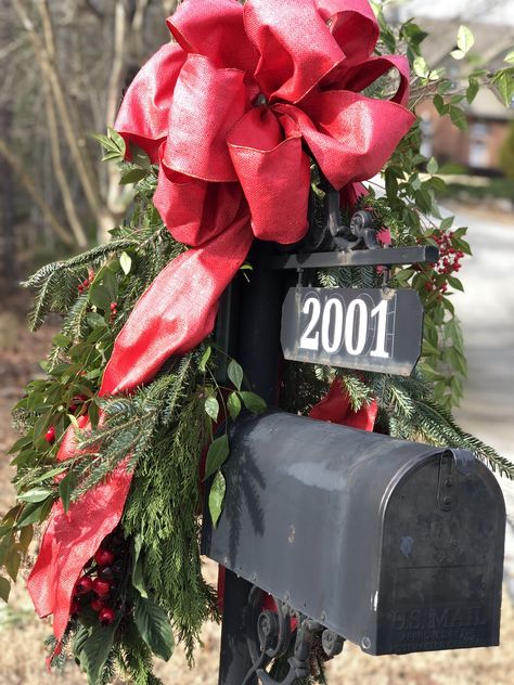 Mailbox Decorations For Christmas, Mailbox Swag Christmas, Christmas Mailbox Swag, Mailbox Diy, Christmas Mailbox Decorations, Christmas Mailbox Ideas, Christmas Lamp Post, Mailbox Swag, Christmas Mailbox