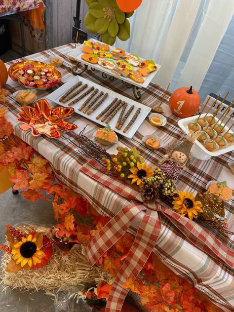 Fall Harvest 1st Birthday Party, Fall Birthday Theme Ideas, Fall Aesthetic Birthday Party, Easy Fall Party Decorations, Fall Birthday Activities, Autumn Birthday Theme, Fall Birthday Theme, Fall Theme Birthday Party, Autumn First Birthday