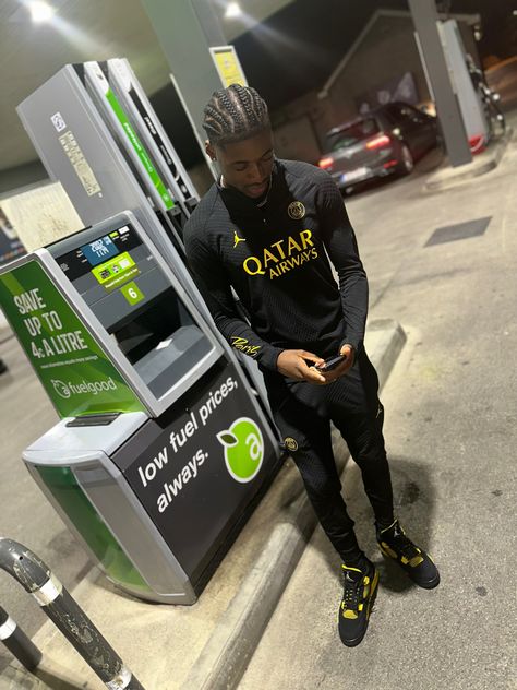 Psg Tracksuit Drip Men, Psg Outfit, Gang Drip, Psg Tracksuit, Jordan Tracksuit, Yellow Tracksuit, Winter Drip, Uk Drip, Uk Rap