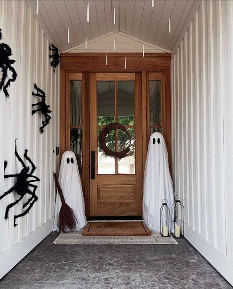 Outdoor Halloween decorating ideas. Halloween Bay Window, Halloween Front Porch Decorating Ideas, Outdoor Halloween Decor Ideas, Spider House, Ghost Silhouette, Front Porch Decorating Ideas, Outdoor Halloween Decor, Floating Decorations, Spider Decorations