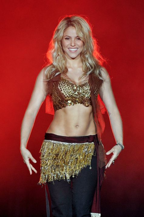 47 Photos of Shakira's Abs That Are Quite Honestly Upsetting Shakira Outfits, Shakira Belly Dance, Shakira Dance, Shakira Photos, Abs Pictures, Revealing Outfits, Wear Crop Top, Female Singers, Shakira