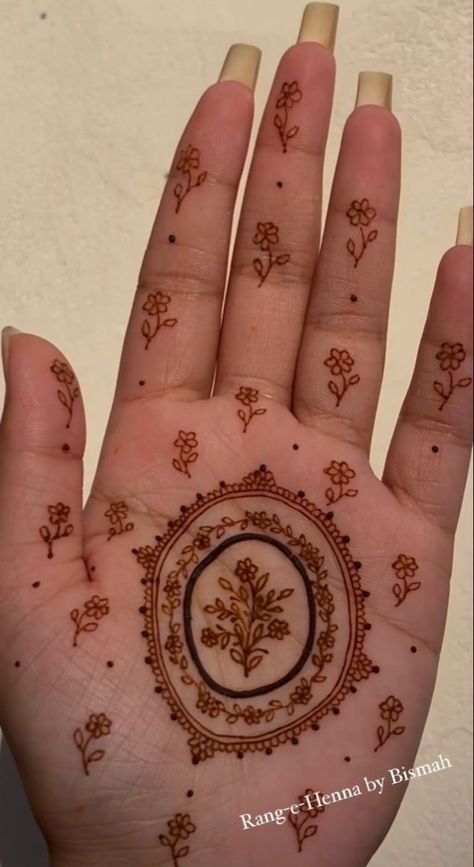 Mehndi Art Designs Aesthetic, Dainty Mehndi Designs, Mendhi Designs Simple Palm, Aesthetic Front Hand Mehndi, Aesthetic Minimal Mehndi Design, Non Traditional Henna Designs, Cute Henna Designs Front Hand, Mehndi Designs Inside Hand, Henna Designs Minimal