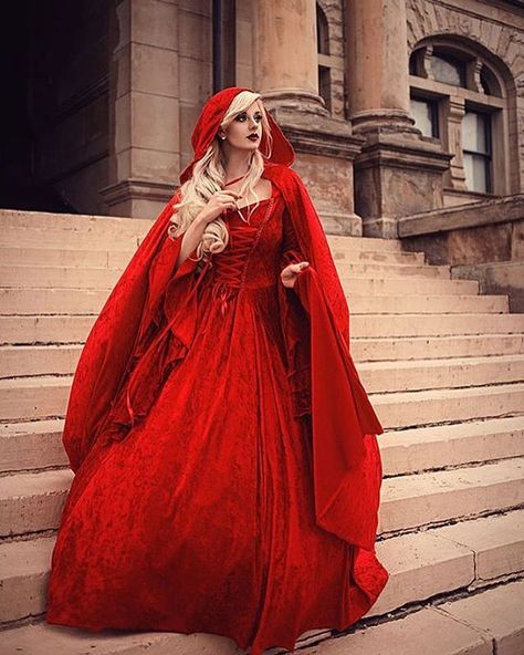 Medieval Gown, Color Splash Photography, Fairy Wedding, Dress Velvet, Costume Themes, Red Gowns, Medieval Fashion, Gothic Wedding, Gothic Beauty