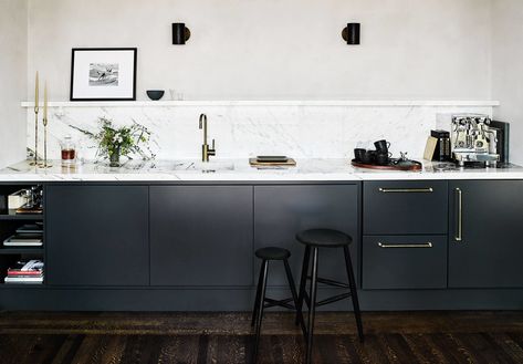 Matte black cabinetry balances out the shiny fixtures and marble countertops in this low-key kitchen. #dwell #modernkitchenideas #blackkitchenideas All Black Kitchen, Oxford House, Workers Cottage, No Upper Cabinets, Flat Kitchen, Hm Home, Marble Kitchen, Deco Studio, Open Living